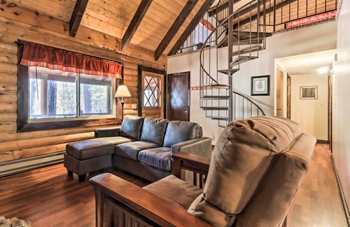 Pinetop-Lakeside Cabaña | Comfortable Lakeside Log Cabin - Hike, Swim & Ski!