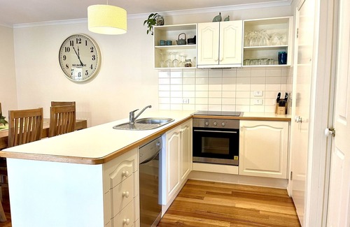Silverleaves Casa | Comfortable large family home, pet friendly, short stroll to beach