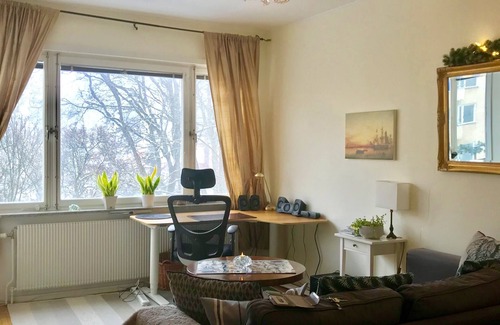 Ostermalm Apartamento | ¡Cómoda ubicación con balcón con vista al parque!