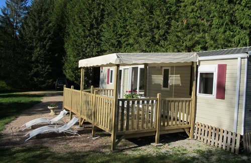 Moux-en-Morvan Casa | Cómoda casa móvil con terraza al borde de estanques de pesca; barco.