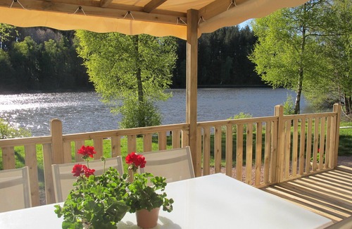 Moux-en-Morvan Casa | Cómoda casa móvil con terraza al borde de estanques de pesca; barco.