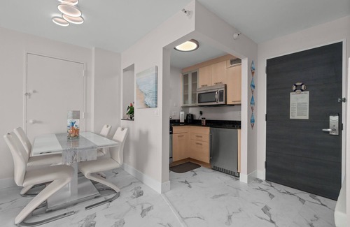 Lake Ridge Condominio | Comfortable Modern 1 BR Suite Overlooking Intercoastal, 5 min walk to beach
