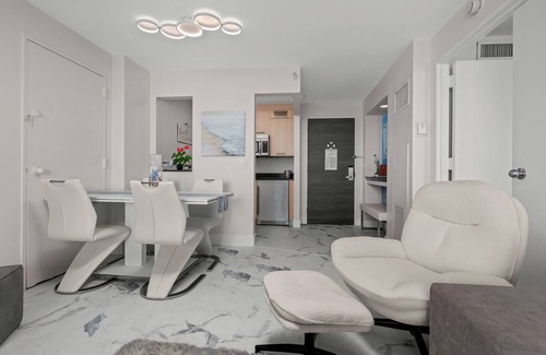 Lake Ridge Condominio | Comfortable Modern 1 BR Suite Overlooking Intercoastal, 5 min walk to beach