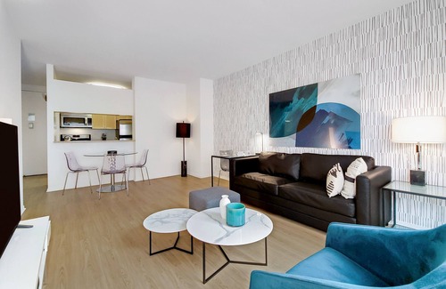 Central New York City Apartamento | Comfortable, Modern Midtown West One Bedroom