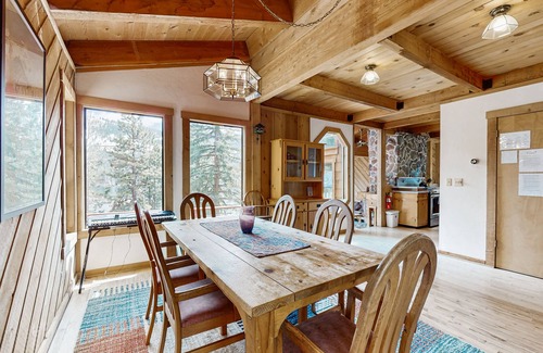 Truckee Casa | ¡Cabaña familiar cómoda y grande con vistas al lago y a la montaña!
