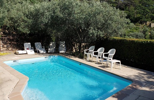 Callas Casa | Cómoda villa provenzal con excelentes vistas, piscina, jardín y más de 60 olivos.