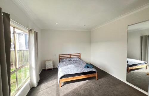 Seven Hills Casa | Comfortable Queen Room next to Shopping Centre and Station - SH3