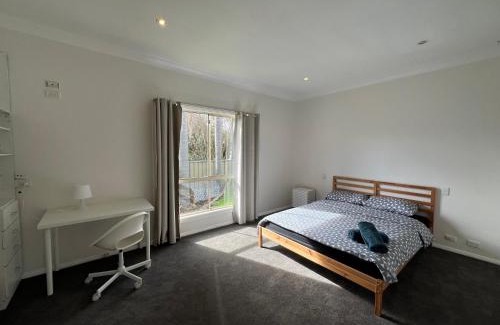 Seven Hills Casa | Comfortable Queen Room next to Shopping Centre and Station - SH3