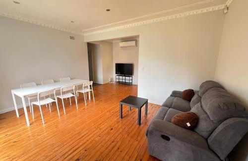 Seven Hills Casa | Comfortable Queen Room next to Shopping Centre and Station - SH3