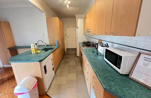 Seven Hills Casa | Comfortable Queen Room next to Shopping Centre and Station - SH3
