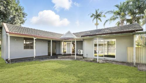 Seven Hills Casa | Comfortable Queen Room close to Station and Shops - SH4