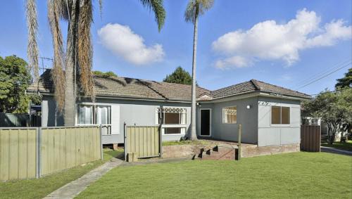 Seven Hills Casa | Comfortable Queen Room close to Station and Shops - SH4
