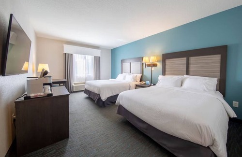 West Kissimmee Hotel | Comfortable Retreat Near Theme Parks with Free Breakfast, Pool, 4 Units