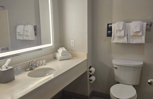 West Kissimmee Hotel | Comfortable Retreat Near Theme Parks with Free Breakfast, Pool, 4 Units
