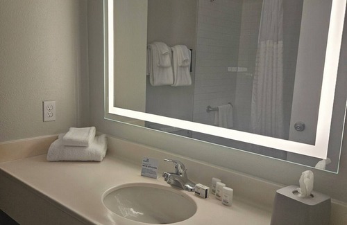 West Kissimmee Hotel | Comfortable Retreat Near Theme Parks with Free Breakfast, Pool, 4 Units