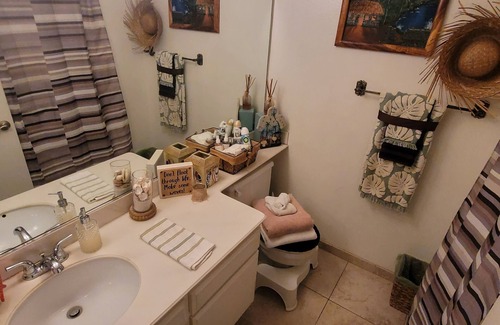Buena Park Casa | Comfortable room and convenient location close to Knotts, Disneyland and Beaches