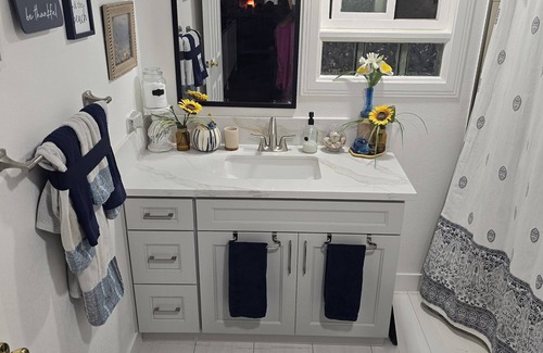Buena Park Casa | Comfortable room and convenient location close to Knotts, Disneyland and Beaches