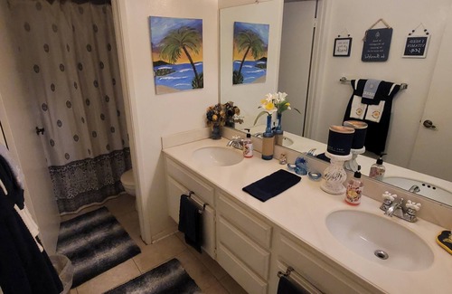 Buena Park Casa | Comfortable room and convenient location close to Knotts, Disneyland and Beaches