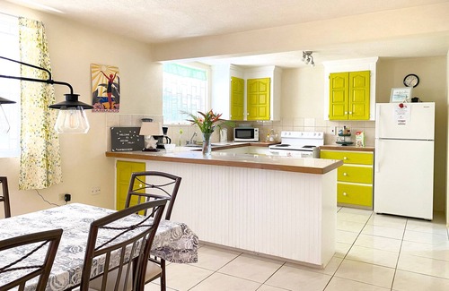 Merlin Bay Villa | Cómodo, apartamento independiente en medio de un jardín tropical con vista al mar