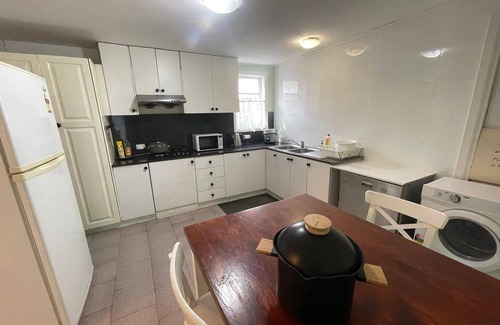 Croydon Casa | Comfortable spacey cottage, 7.5km to city centre.