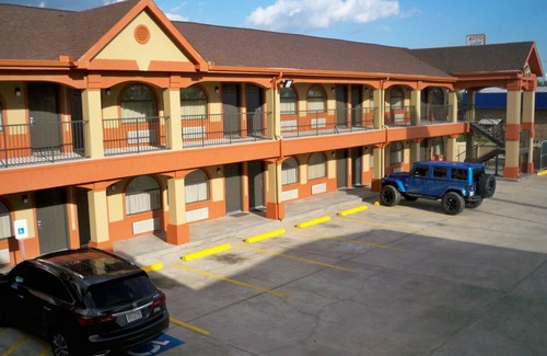Beaumont Casa | Comfortable & Spacious Room: Mini-Fridge, Flat Panel TV & Free Breakfast