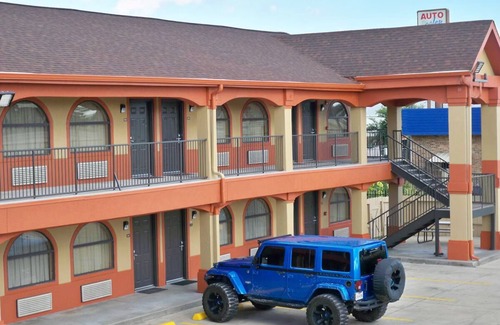 Beaumont Casa | Comfortable & Spacious Room: Mini-Fridge, Flat Panel TV & Free Breakfast