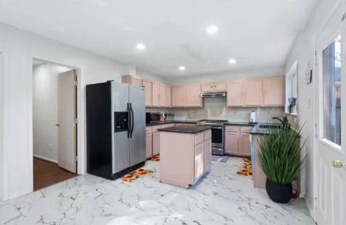 Clodine Casa | Comfortable & Spacious Stay in Prime Houston Location