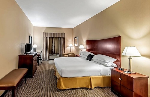 Mineral Wells Complejo | Comfortable Stay in Red Lion Inn & Suites Mineral Wells! Free Parking!