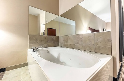 Mineral Wells Complejo | Comfortable Stay in Red Lion Inn & Suites Mineral Wells! Free Parking!