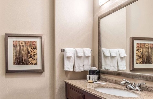 Mineral Wells Complejo | Comfortable Stay in Red Lion Inn & Suites Mineral Wells! Free Parking!