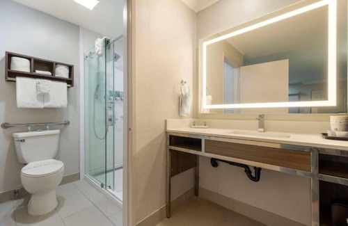 Anaheim Resort Hotel | Comfortable Stay w/Free Parking Near Magical Disneyland