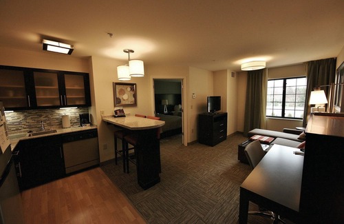Liverpool Condominio | Comfortable Suite Near Hancock International Airport | Free Breakfast + Fitness Center