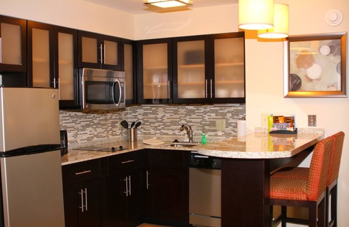 Liverpool Condominio | Comfortable Suite Near Hancock International Airport | Free Breakfast + Fitness Center