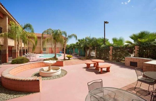 Indio Apartamento | Comfortable Super 8 Hotel Suites with Pool and BBQ Area in Indio, Near Coachella