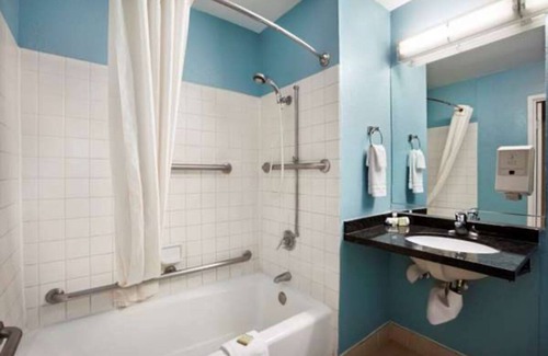 Indio Apartamento | Comfortable Super 8 Hotel Suites with Pool and BBQ Area in Indio, Near Coachella