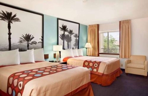 Indio Apartamento | Comfortable Super 8 Hotel Suites with Pool and BBQ Area in Indio, Near Coachella