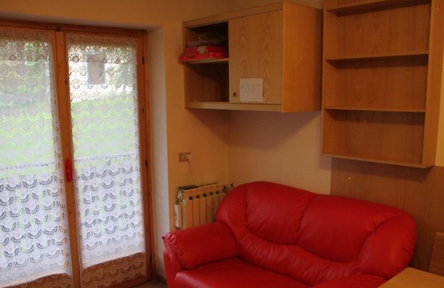 Serina Apartamento | Cómodo apartamento de tres habitaciones con estacionamiento en el centro de Serina
