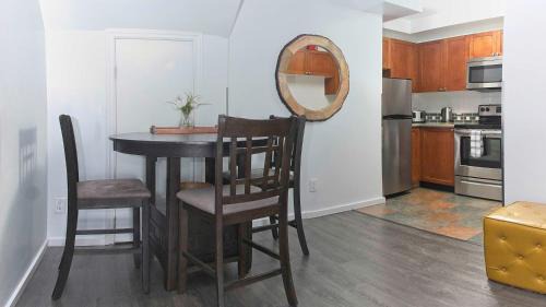 Village North Apartamento | Comfortable Townhouse in Whistler Village w Hot Tub