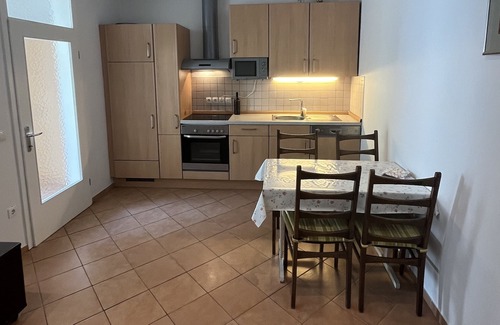 Siska District Apartamento | Comfortable Two Bedroom Apartment with Parking