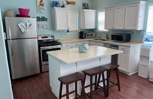 Matagorda Cabaña | Comfortable Two Bedroom on the river, WIFI, Lighted Pier with beautiful sunsets!