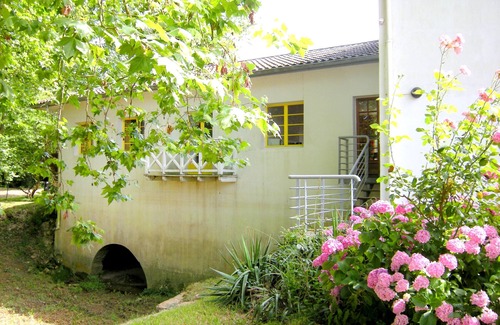 Bardos Casa | Confortable casa de vacaciones in antiguo molino con bello gran jardín al rio!