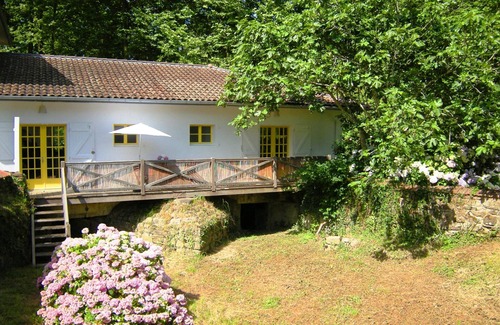 Bardos Casa | Confortable casa de vacaciones in antiguo molino con bello gran jardín al rio!