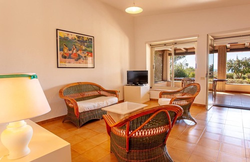 Cala Liberotto Villa | Comfortable Vacation Home “41 Mezza Villa Marina” on the Beach with Sea View & Terrace; Parking Available