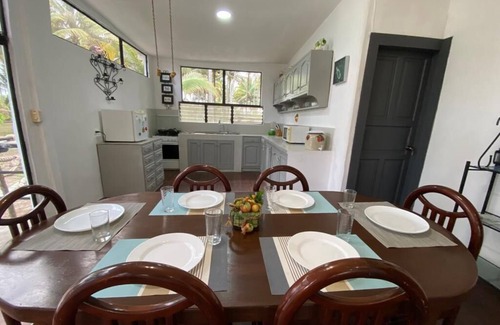Mompiche Casa | Confortable villa entre palmeras frente al mar.