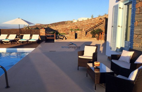 Kea Villa | Villa de 120 metros cuadrados con piscina y una gran vista al mar ideal para relajarse
