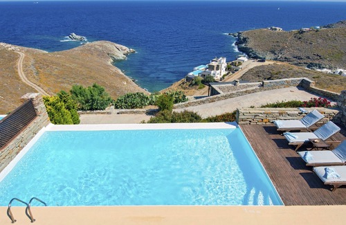 Kea Villa | Villa de 120 metros cuadrados con piscina y una gran vista al mar ideal para relajarse
