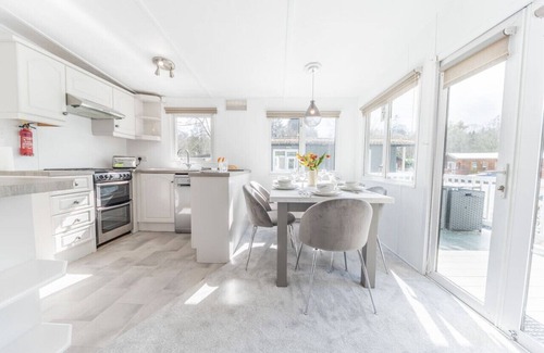 Troutbeck Bridge Chalet De Esquí | Comfortable, well located lodge at popular White Cross Bay Holiday Park with access to the Lake
