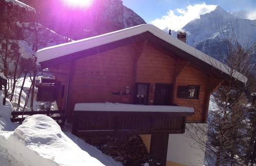 Graechen Chalet De Esquí | Un chalet de madera confortable en despejada ubicación vista en las montañas