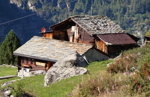 Graechen Chalet De Esquí | Un chalet de madera confortable en despejada ubicación vista en las montañas