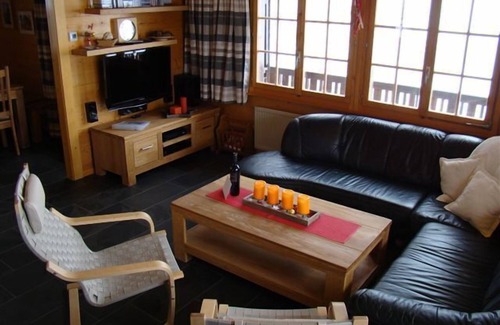 Graechen Chalet De Esquí | Un chalet de madera confortable en despejada ubicación vista en las montañas